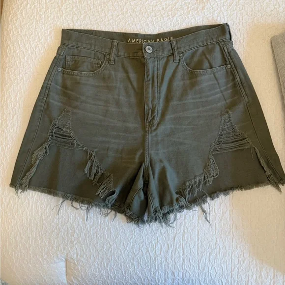 American Eagle High-Rise Distressed Shorts – Size 14 - Picture 3 of 14